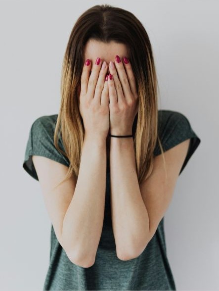 SNS投稿を頑張っているのに反応が取れず不安を感じ、集客や価格設定、発信内容に悩む女性経営者のリアルな心境を表した画像