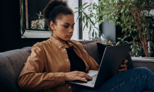 副業から起業へ移行する女性が自宅でパソコンを使って仕事をしているイメージ