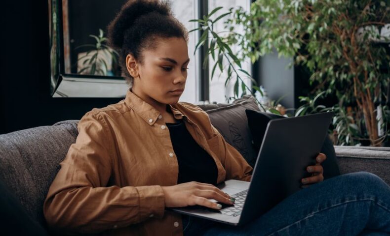 副業から起業へ移行する女性が自宅でパソコンを使って仕事をしているイメージ