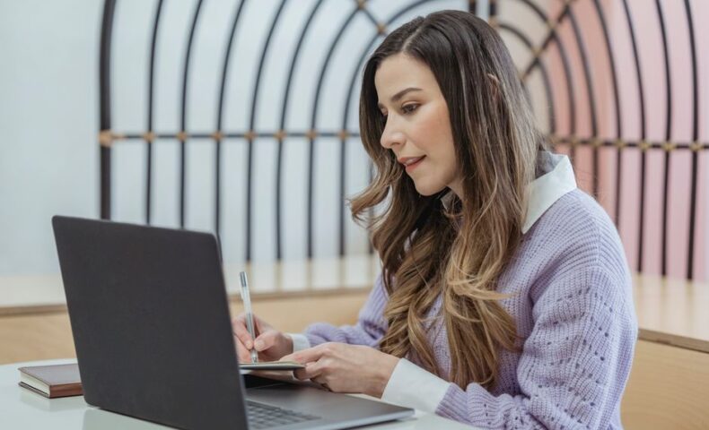 起業マインドセットを持つ女性経営者がノートに思考を書き出している様子