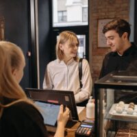 集客導線の作り方を示す図解イメージ｜人が集まる店と閑古鳥が鳴く店の違い