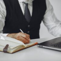 起業準備の手順を逆算式で解説するノートとペン、ビジネスプランのイメージ