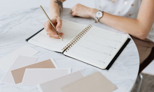 パーソナルブランド作り方を学ぶ女性経営者がノートに自分の強みと価値観を書き出している様子