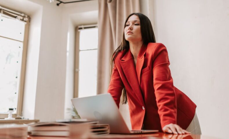 「起業に向いてない」と言われた女性が成功する理由を示すイメージ画像