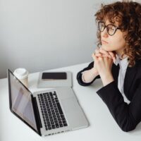 成功マインドセットを持つ女性経営者が思考を切り替えビジネスで成果を出すイメージ