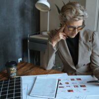 起業に自信がない女性経営者が前向きに一歩を踏み出すイメージ
