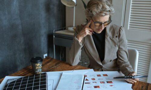 起業に自信がない女性経営者が前向きに一歩を踏み出すイメージ