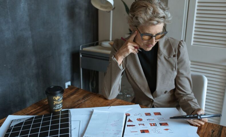 起業に自信がない女性経営者が前向きに一歩を踏み出すイメージ