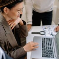 女性起業家が使える補助金・助成金を調べるビジネスウーマンのイメージ