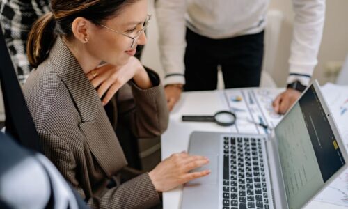 女性起業家が使える補助金・助成金を調べるビジネスウーマンのイメージ